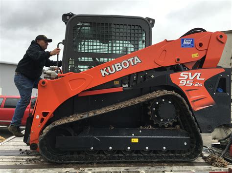 wash belly pan on svl95-2 kubota skid steer|kubota svl95 2s clean out.